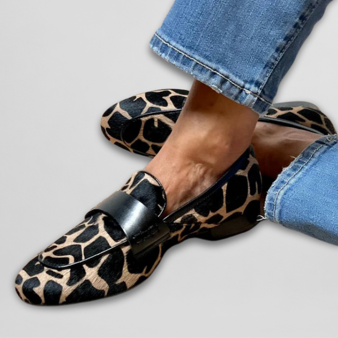 Noor - Casual Instappers Dames met Dierenprint en Zwarte Bies