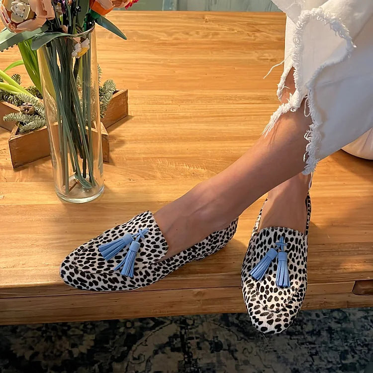 Roos - Trendy Instappers Dames met Luipaardprint en Blauwe Kwastjes