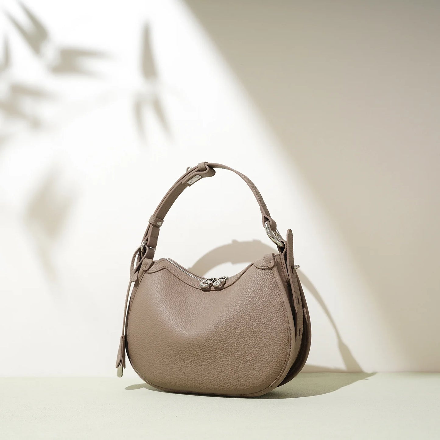 Schoudertas Dames - Halfmaan Model met Draaislot en Riem | Chique
