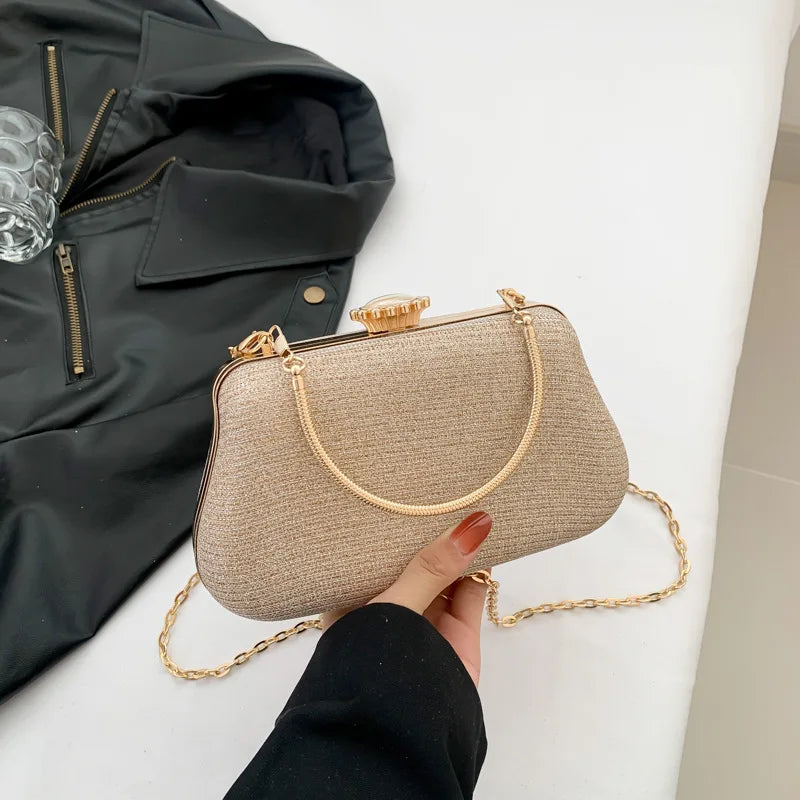 Tas Dames - Schoudertas met Studs en Halfmaan Silhouet | Edgy