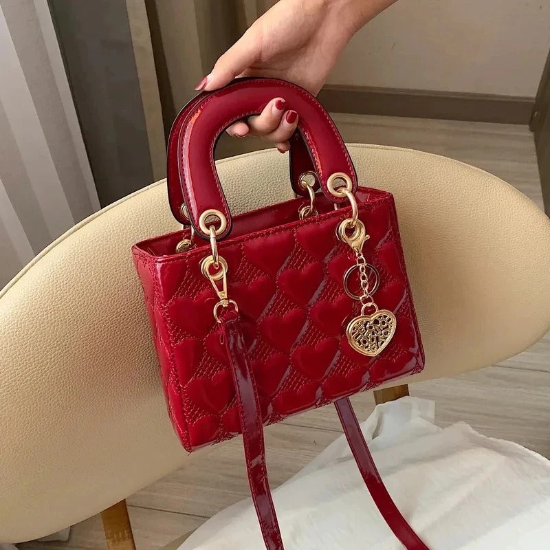 Tas Dames - Compacte Glanzende Handtas met Hartmotief en Gouden Hanger | Chique