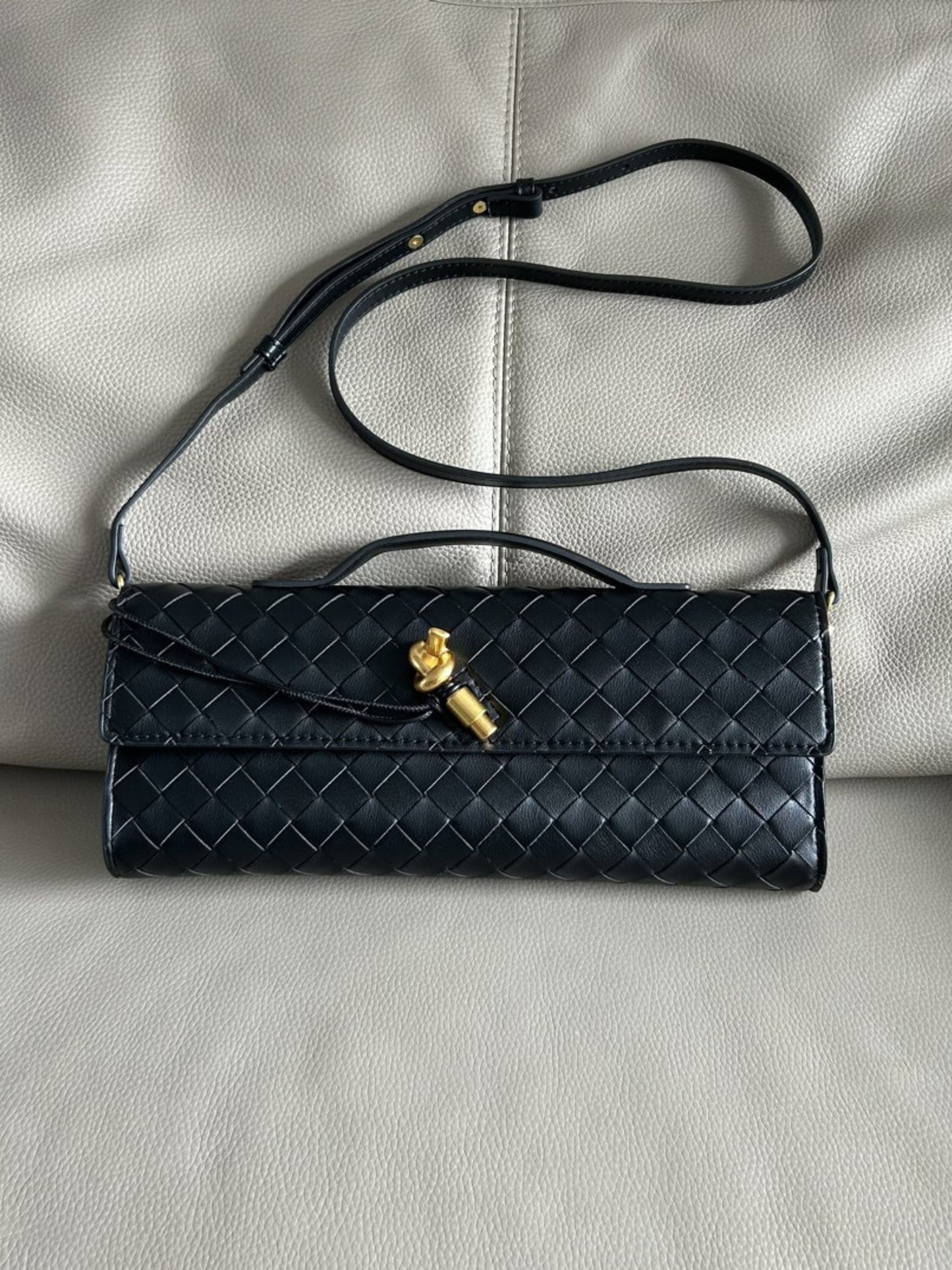 Tas Dames - Langwerpig Gevlochten Model met Klepslot en Schouderriem