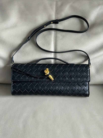 Tas Dames - Langwerpig Gevlochten Model met Klepslot en Schouderriem