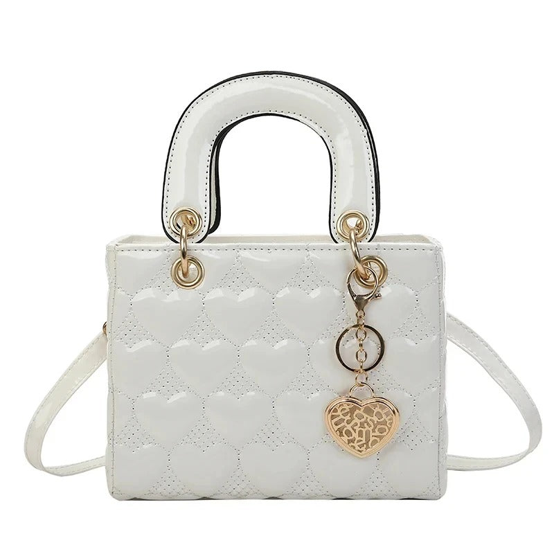 Tas Dames - Compacte Glanzende Handtas met Hartmotief en Gouden Hanger | Chique