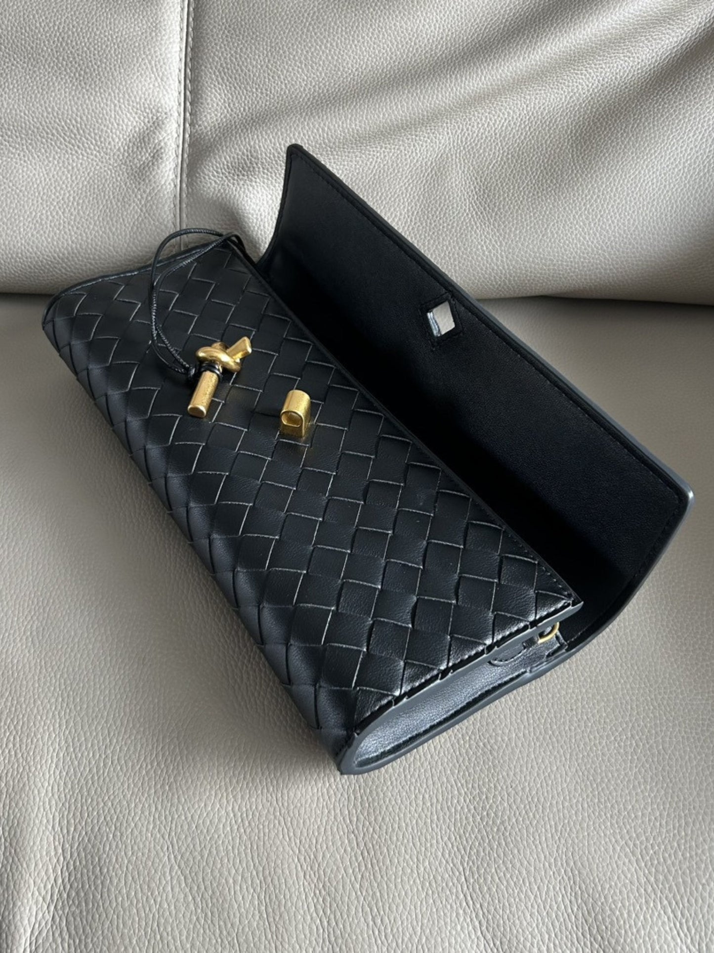 Tas Dames - Langwerpig Gevlochten Model met Klepslot en Schouderriem