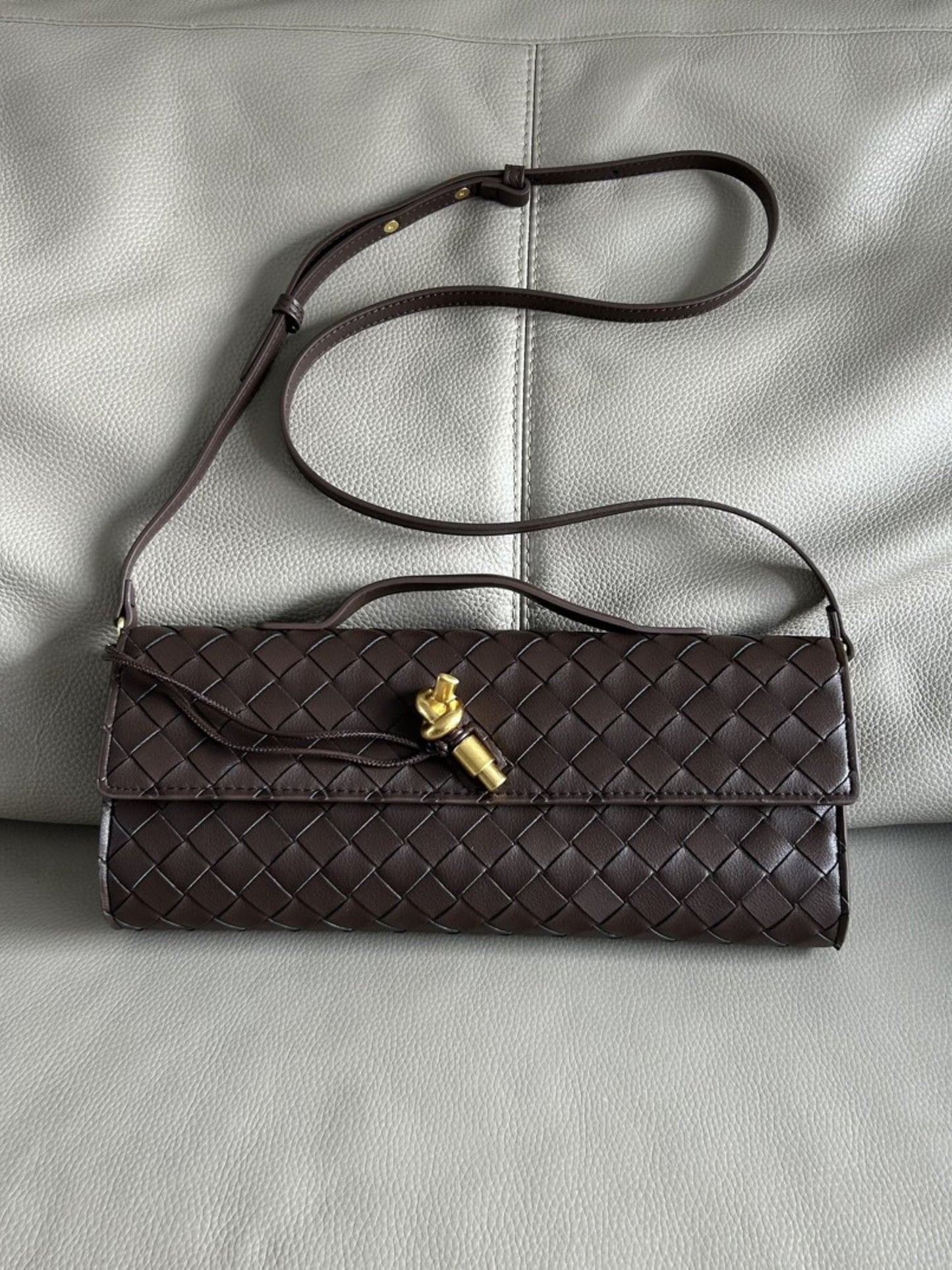 Tas Dames - Langwerpig Gevlochten Model met Klepslot en Schouderriem