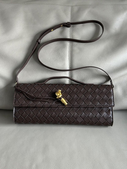 Tas Dames - Langwerpig Gevlochten Model met Klepslot en Schouderriem