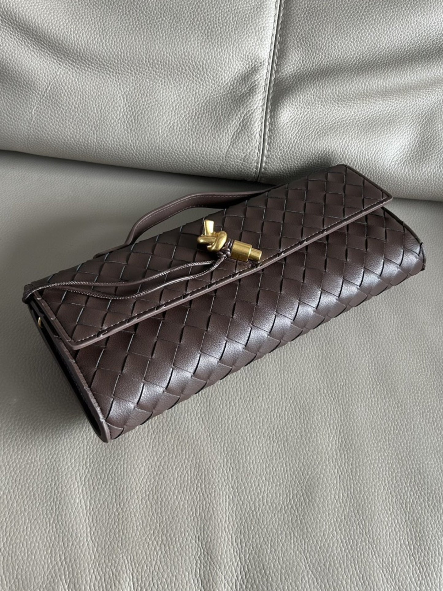 Tas Dames - Langwerpig Gevlochten Model met Klepslot en Schouderriem