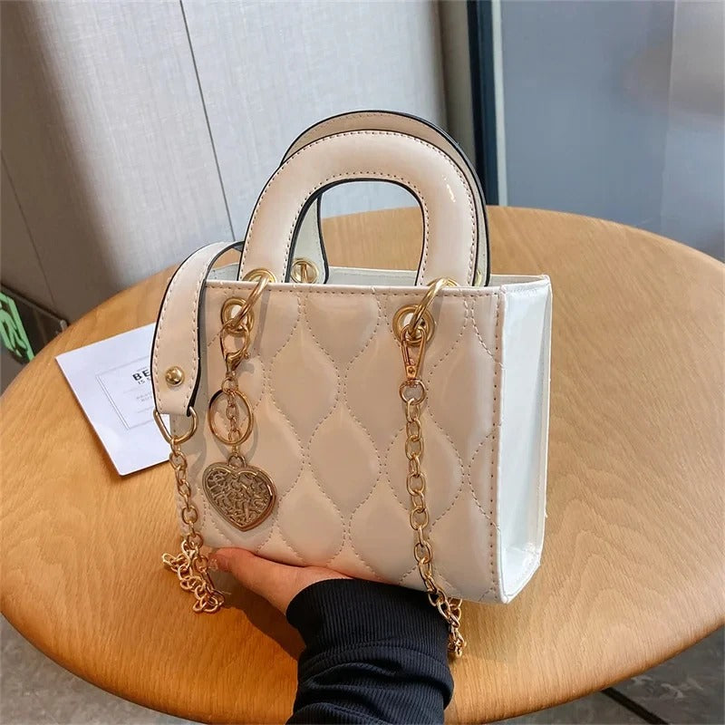 Tas Dames - Compacte Glanzende Handtas met Hartmotief en Gouden Hanger | Chique