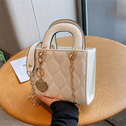 Tas Dames - Compacte Glanzende Handtas met Hartmotief en Gouden Hanger | Chique