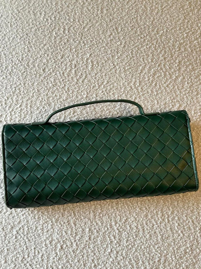 Tas Dames - Langwerpig Gevlochten Model met Klepslot en Schouderriem