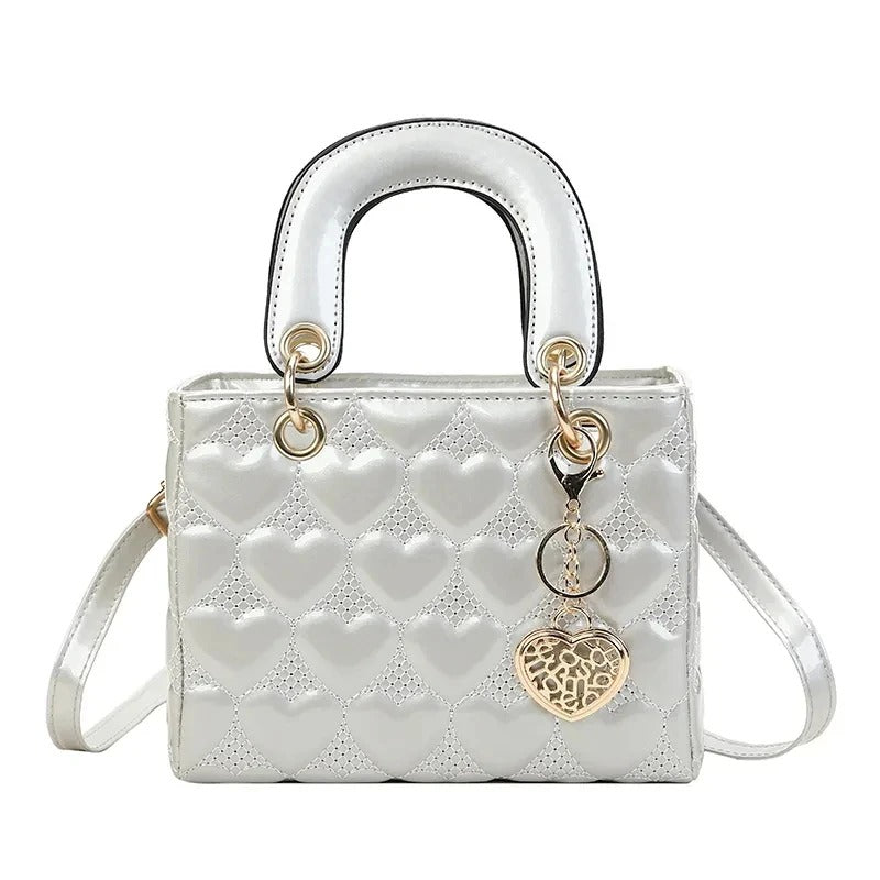 Tas Dames - Compacte Glanzende Handtas met Hartmotief en Gouden Hanger | Chique