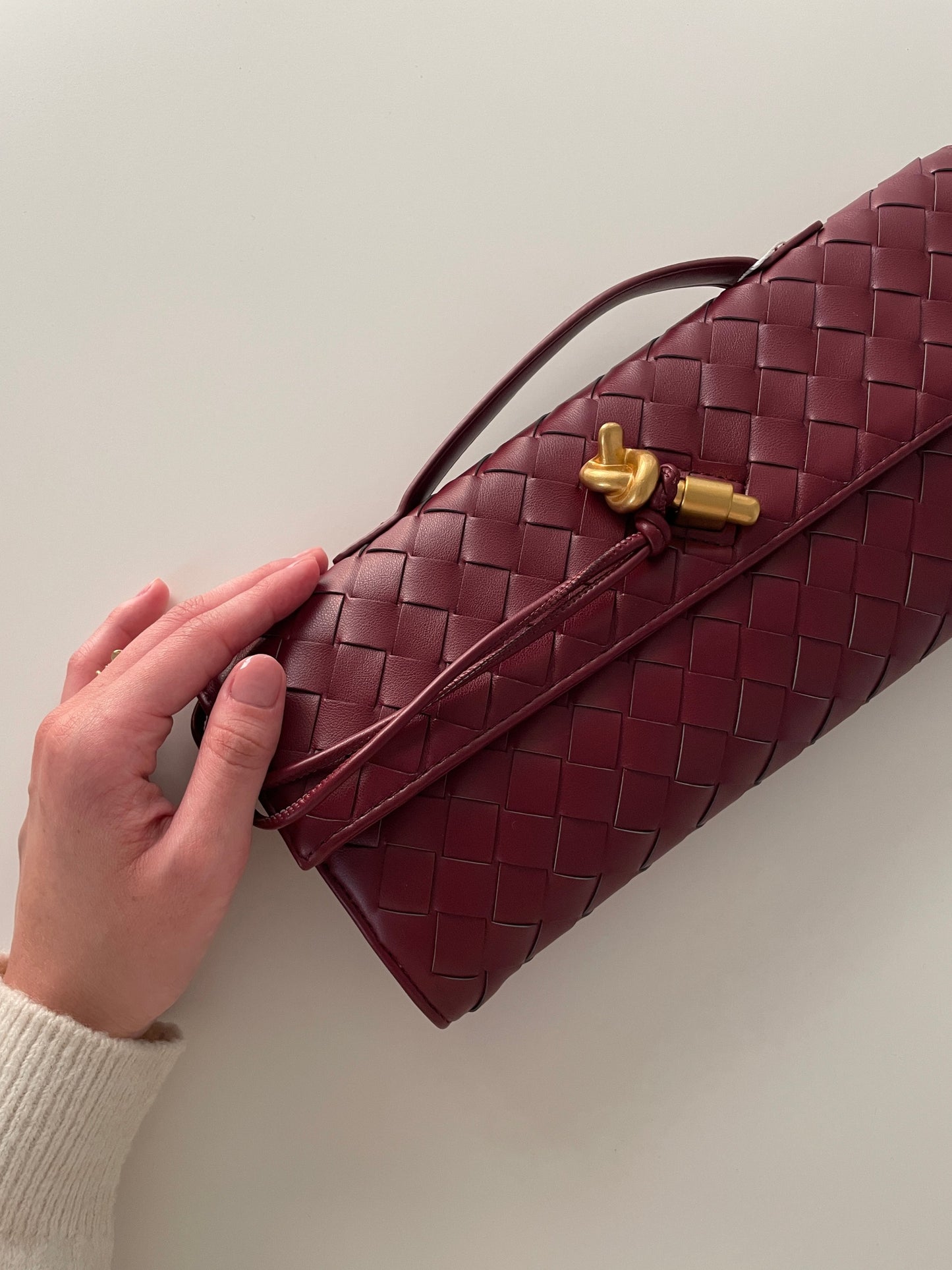 Tas Dames - Langwerpig Gevlochten Model met Klepslot en Schouderriem
