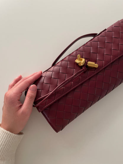 Tas Dames - Langwerpig Gevlochten Model met Klepslot en Schouderriem