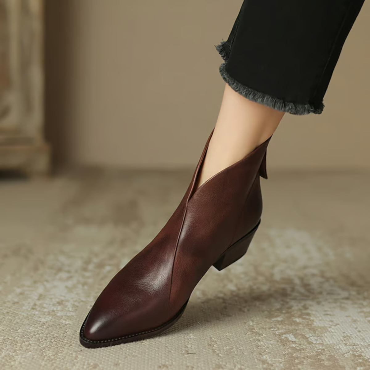 Lieke - Dames Enkellaarzen Elegant met Spitse Neus en Blokhak
