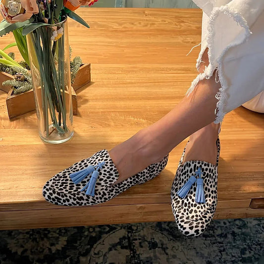 Roos - Trendy Instappers Dames met Luipaardprint en Blauwe Kwastjes