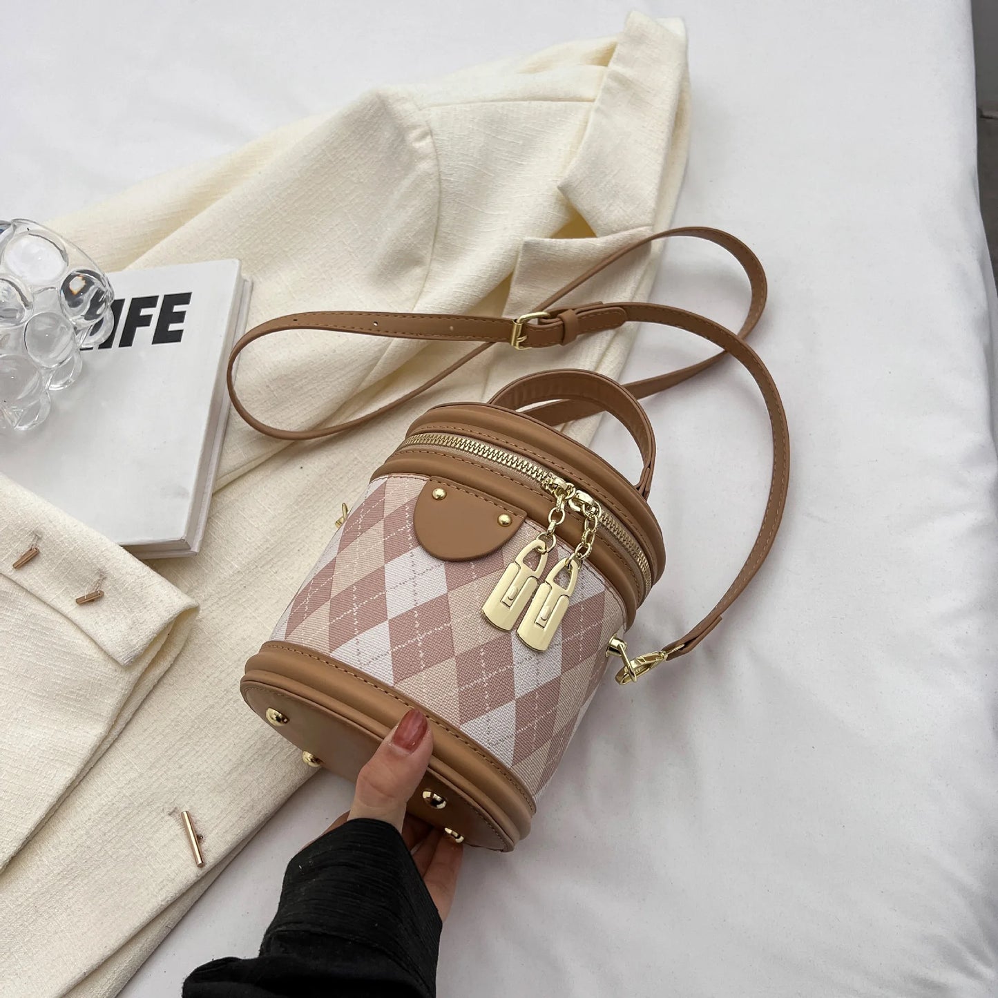 Tas Dames - Ronde Crossbody met Ruitpatroon en Gouden Slotjes | Chique