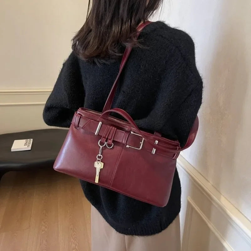 Tas Dames - Langwerpige Schoudertas met Gesp en Sleutelhanger | Stoer
