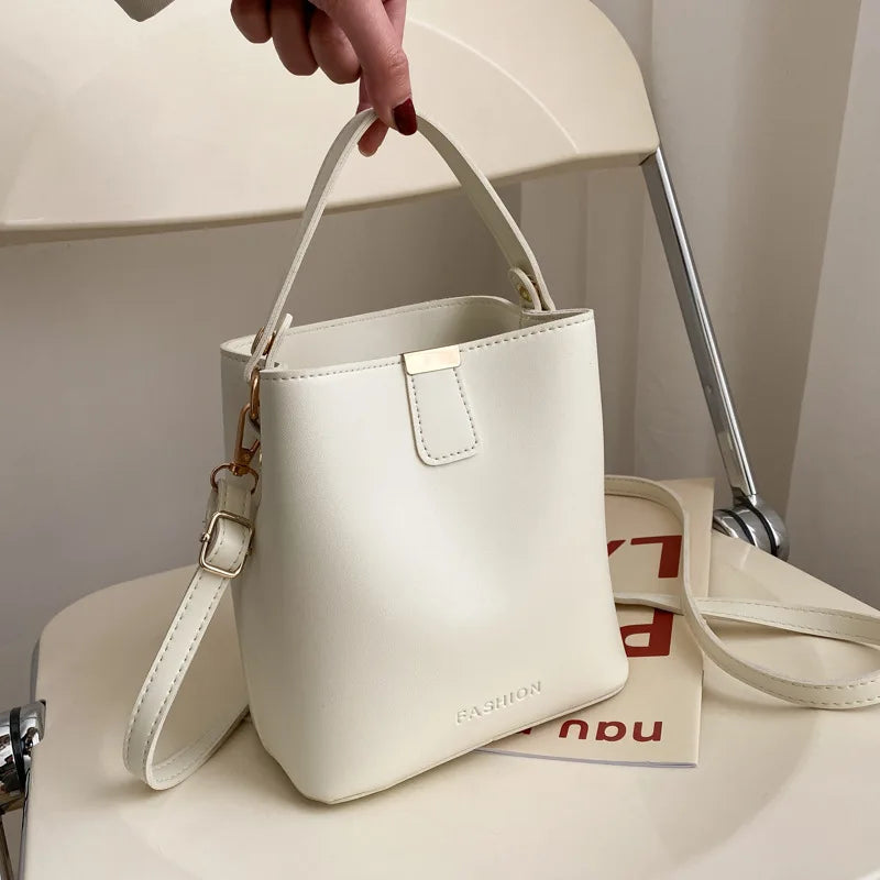 Tas Dames - Strakke Bucket Bag met Gouden Hardware | Chique