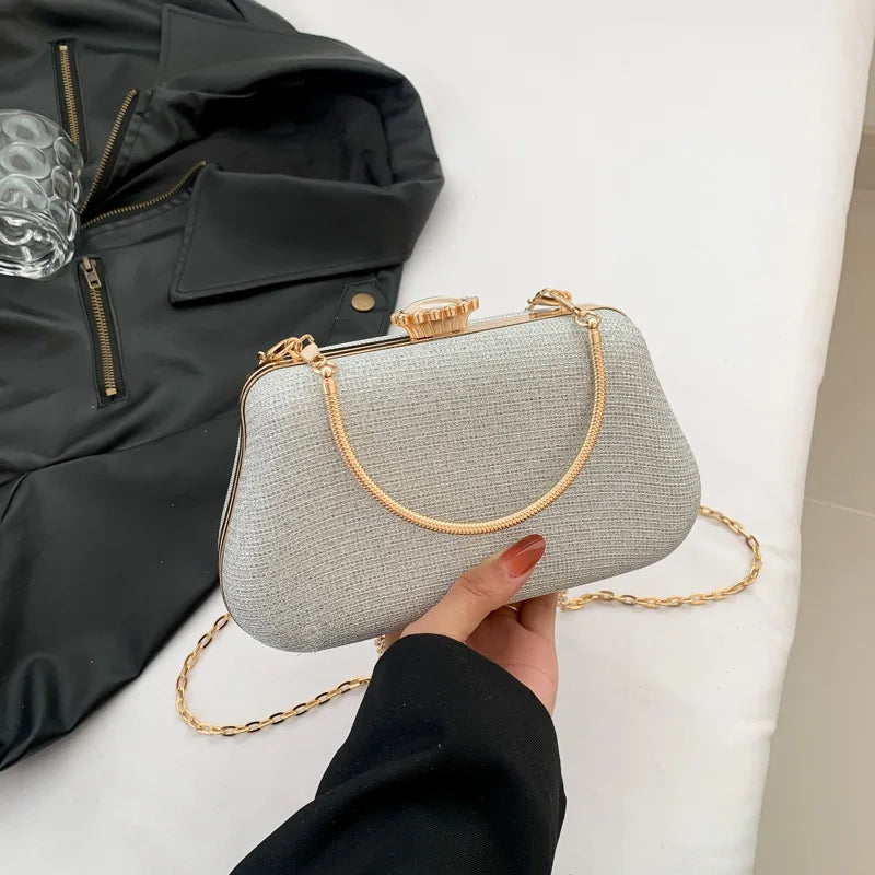 Tas Dames - Schoudertas met Studs en Halfmaan Silhouet | Edgy