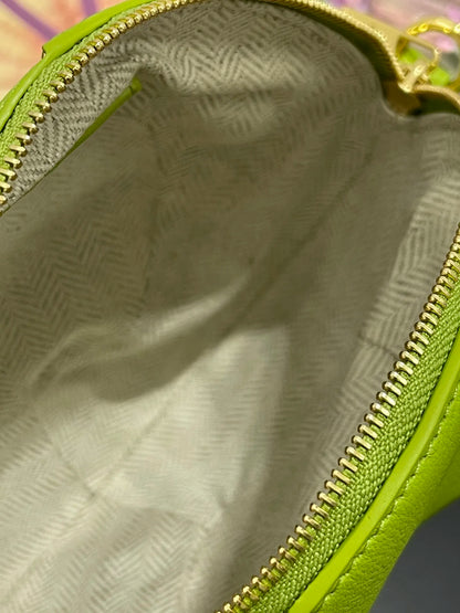 Tas Dames - Ronde Crossbody met Gouden Hardware | Stijlvol