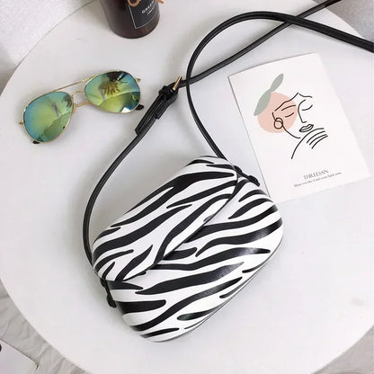 Schoudertas Dames - Halfmaan Tas met Zebraprint en Flap | Casual