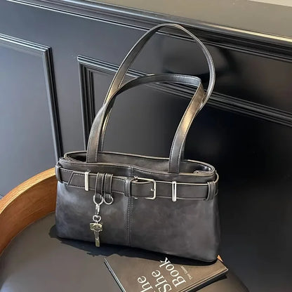 Tas Dames - Langwerpige Schoudertas met Gesp en Sleutelhanger | Stoer