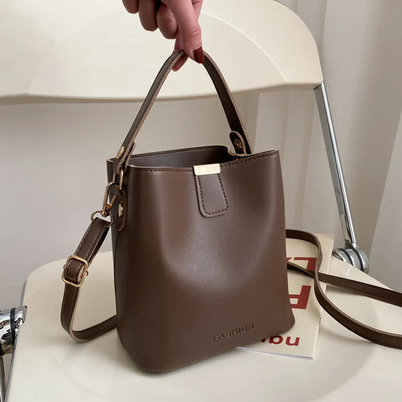 Tas Dames - Strakke Bucket Bag met Gouden Hardware | Chique
