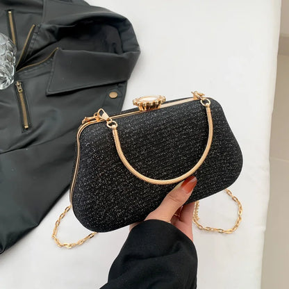 Tas Dames - Schoudertas met Studs en Halfmaan Silhouet | Edgy