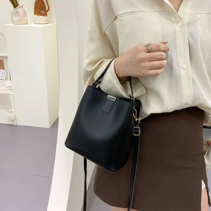 Tas Dames - Strakke Bucket Bag met Gouden Hardware | Chique