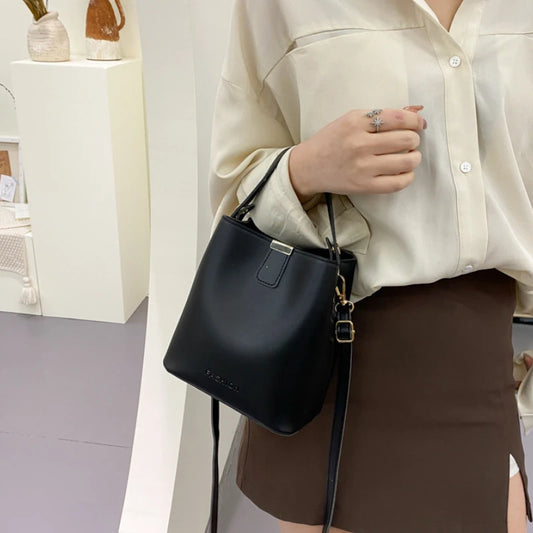 Tas Dames - Strakke Bucket Bag met Gouden Hardware | Chique