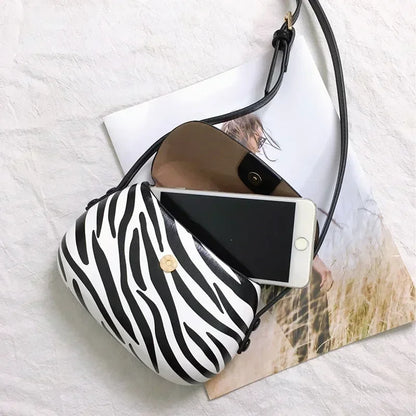 Schoudertas Dames - Halfmaan Tas met Zebraprint en Flap | Casual