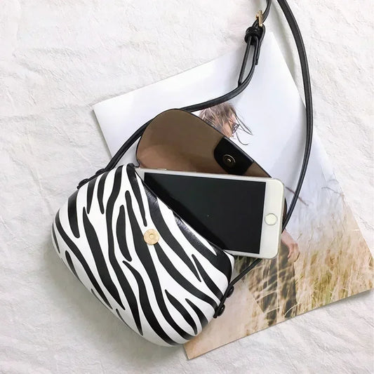 Schoudertas Dames - Halfmaan Tas met Zebraprint en Flap | Casual