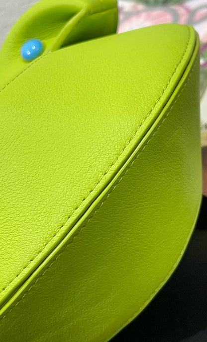 Tas Dames - Ronde Crossbody met Gouden Hardware | Stijlvol
