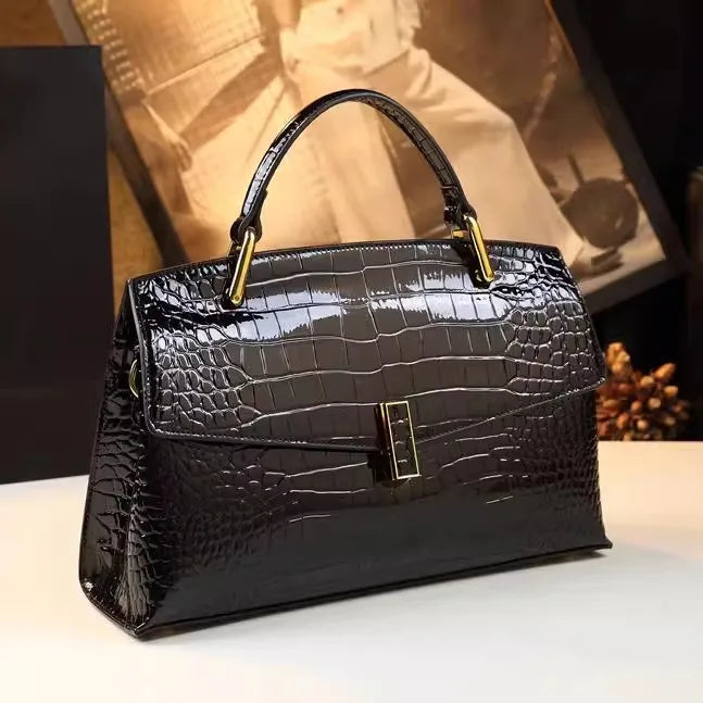 Tas Dames - Flap Tas met Logo Band en Bedeltje | Chique