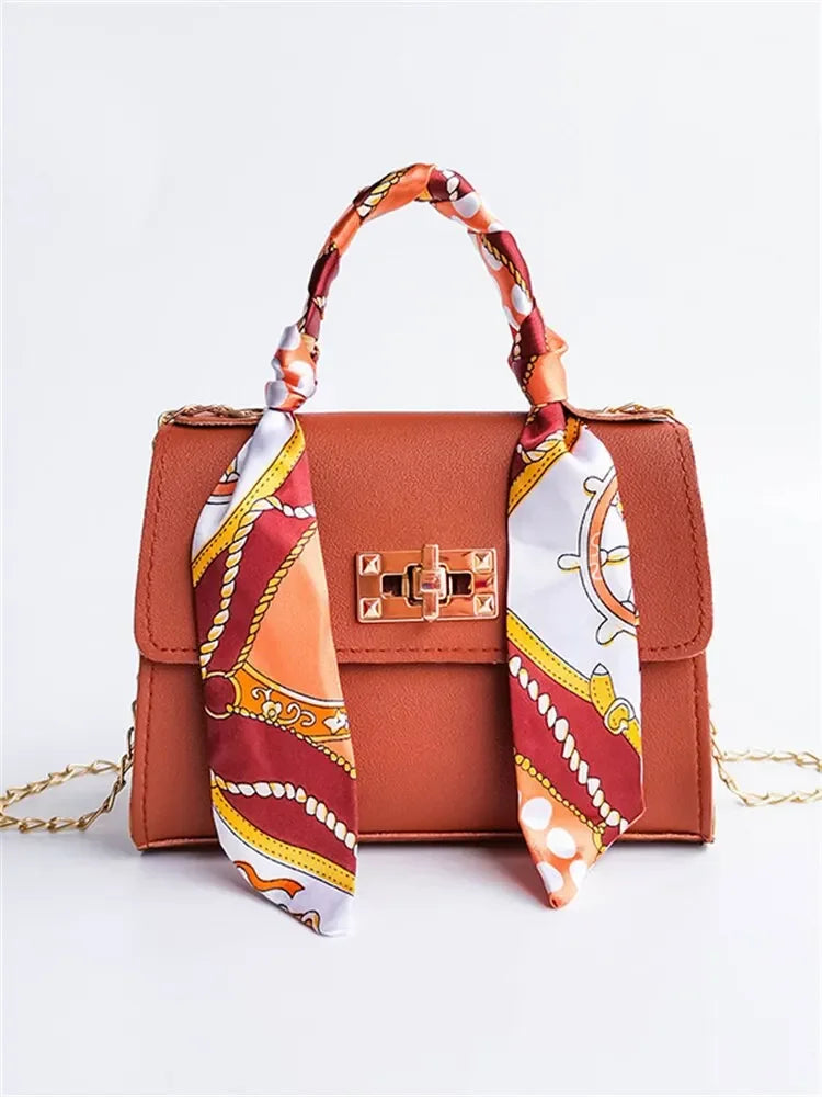 Tas Dames - Compacte Flap Tas met Sjaal en Gouden Ketting | Chique