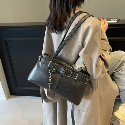 Tas Dames - Langwerpige Schoudertas met Gesp en Sleutelhanger | Stoer