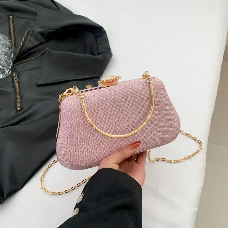 Tas Dames - Schoudertas met Studs en Halfmaan Silhouet | Edgy