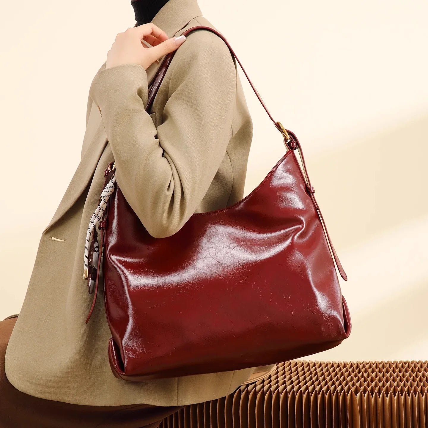 Tas Dames - Glanzende Schoudertas met Parel Sleutelhanger | Chique