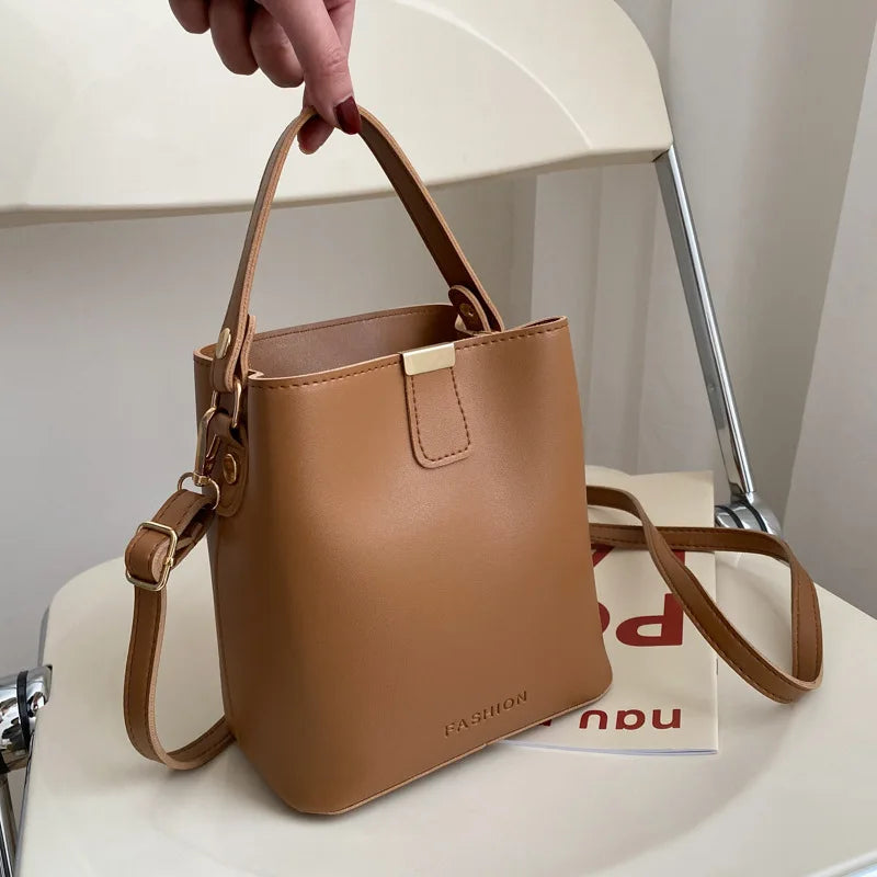 Tas Dames - Strakke Bucket Bag met Gouden Hardware | Chique