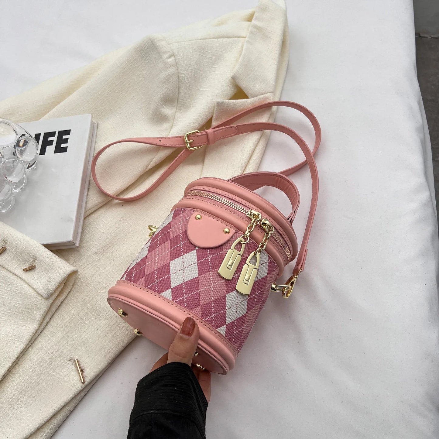 Tas Dames - Ronde Crossbody met Ruitpatroon en Gouden Slotjes | Chique