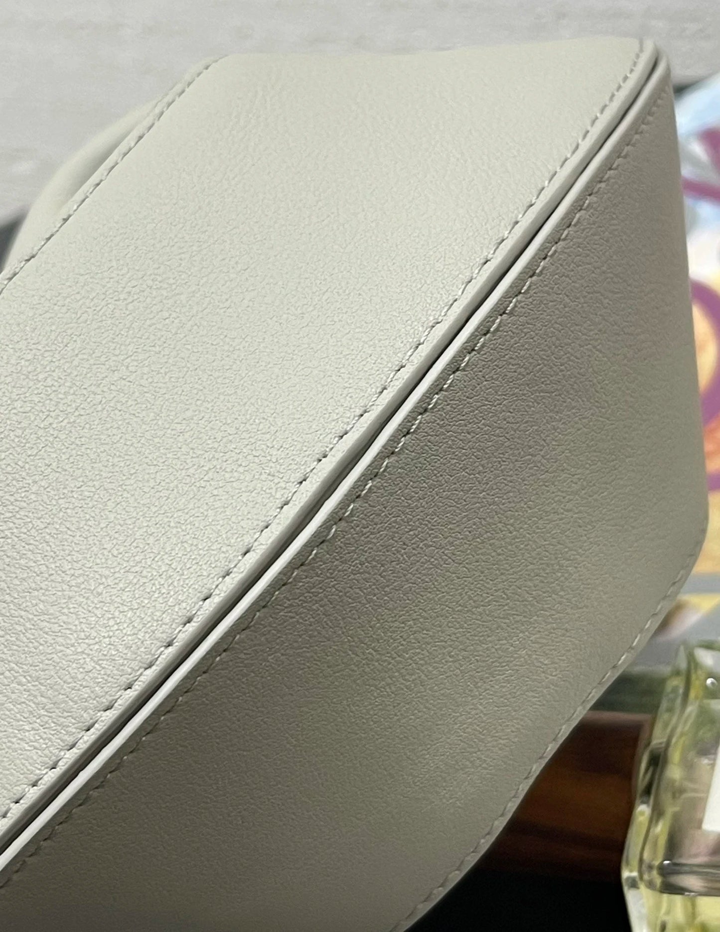 Tas Dames - Ronde Crossbody met Gouden Hardware | Stijlvol
