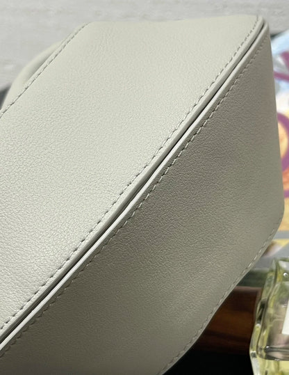 Tas Dames - Ronde Crossbody met Gouden Hardware | Stijlvol