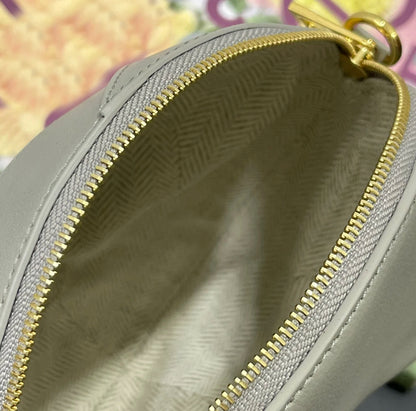 Tas Dames - Ronde Crossbody met Gouden Hardware | Stijlvol