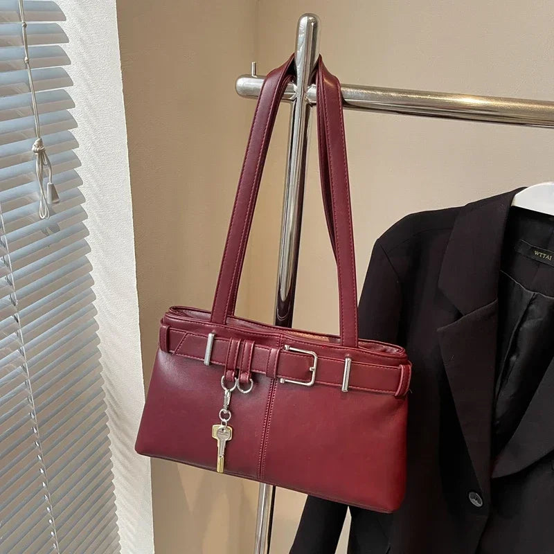 Tas Dames - Langwerpige Schoudertas met Gesp en Sleutelhanger | Stoer