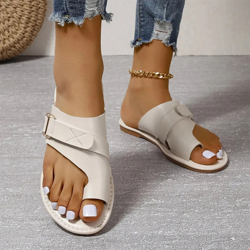 Saar - Stijlvolle Orthopedische Sandalen Dames met Teenring en Gespsluiting