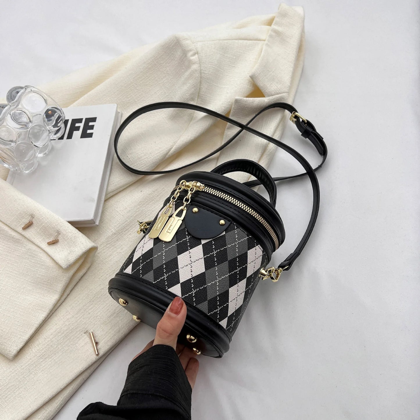Tas Dames - Ronde Crossbody met Ruitpatroon en Gouden Slotjes | Chique