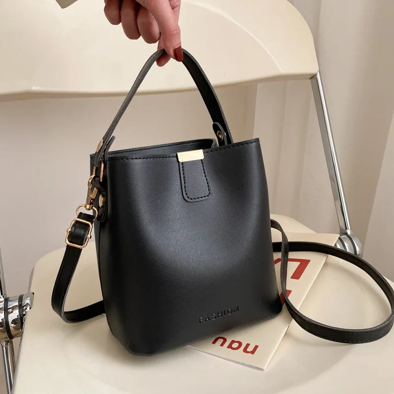 Tas Dames - Strakke Bucket Bag met Gouden Hardware | Chique