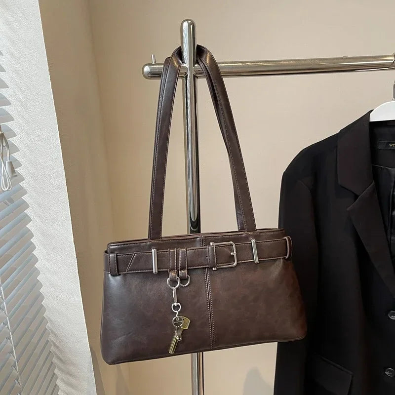 Tas Dames - Langwerpige Schoudertas met Gesp en Sleutelhanger | Stoer