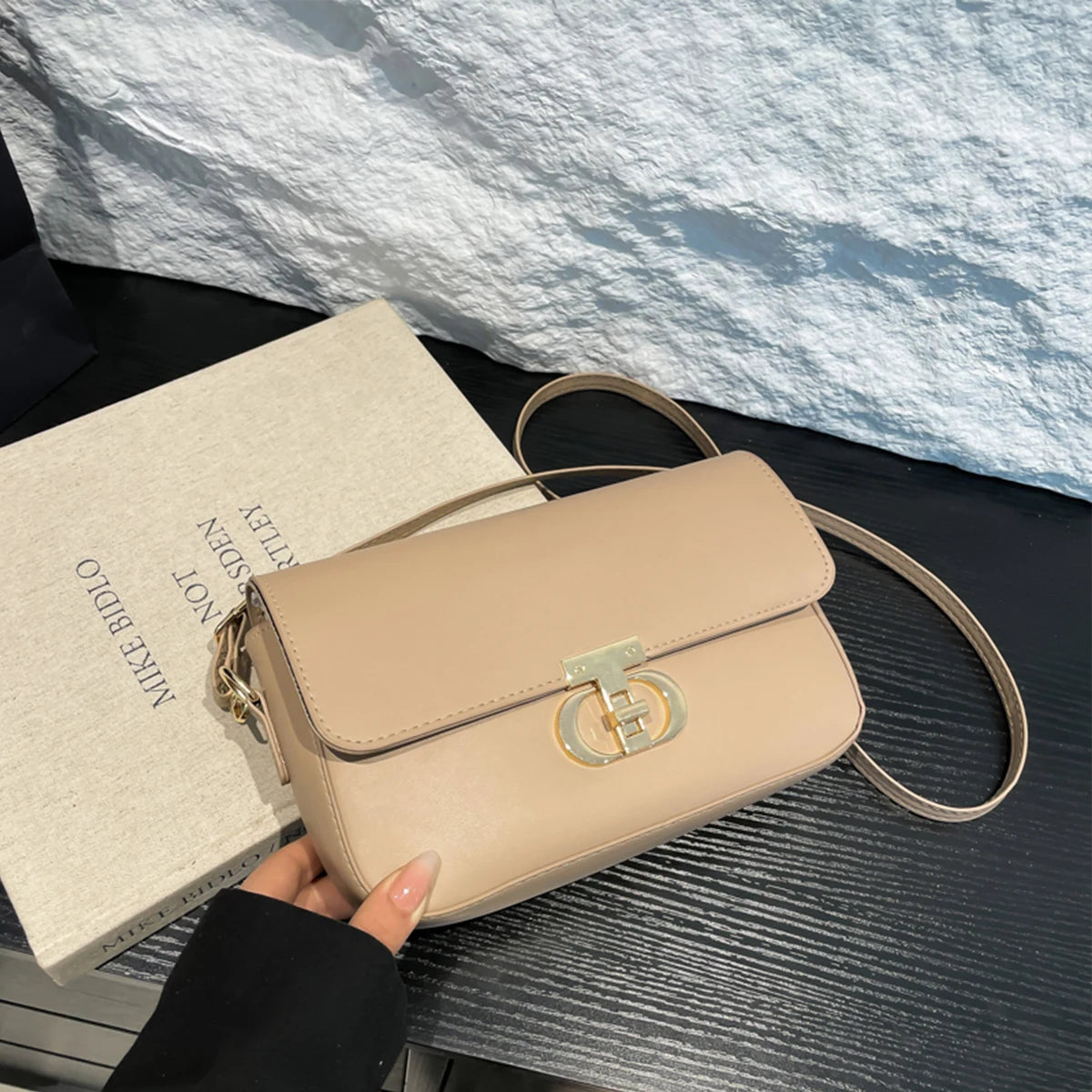 Tas Dames - Strakke Schoudertas met Gouden Draaisluiting | Klassiek